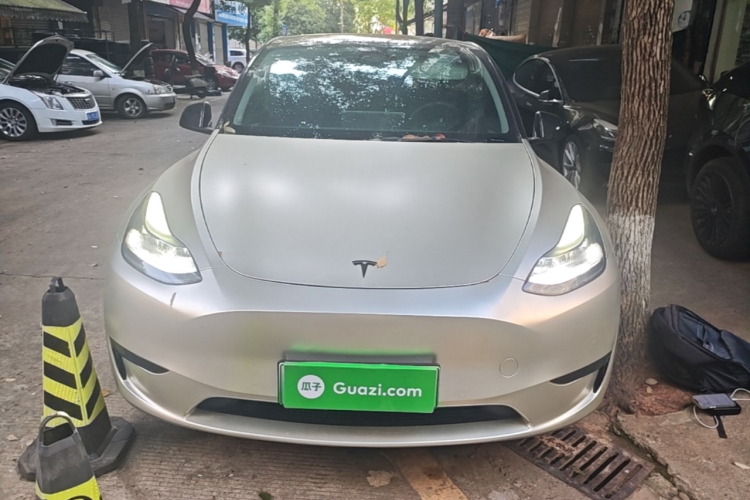Tesla Model Y 2023 car image #3