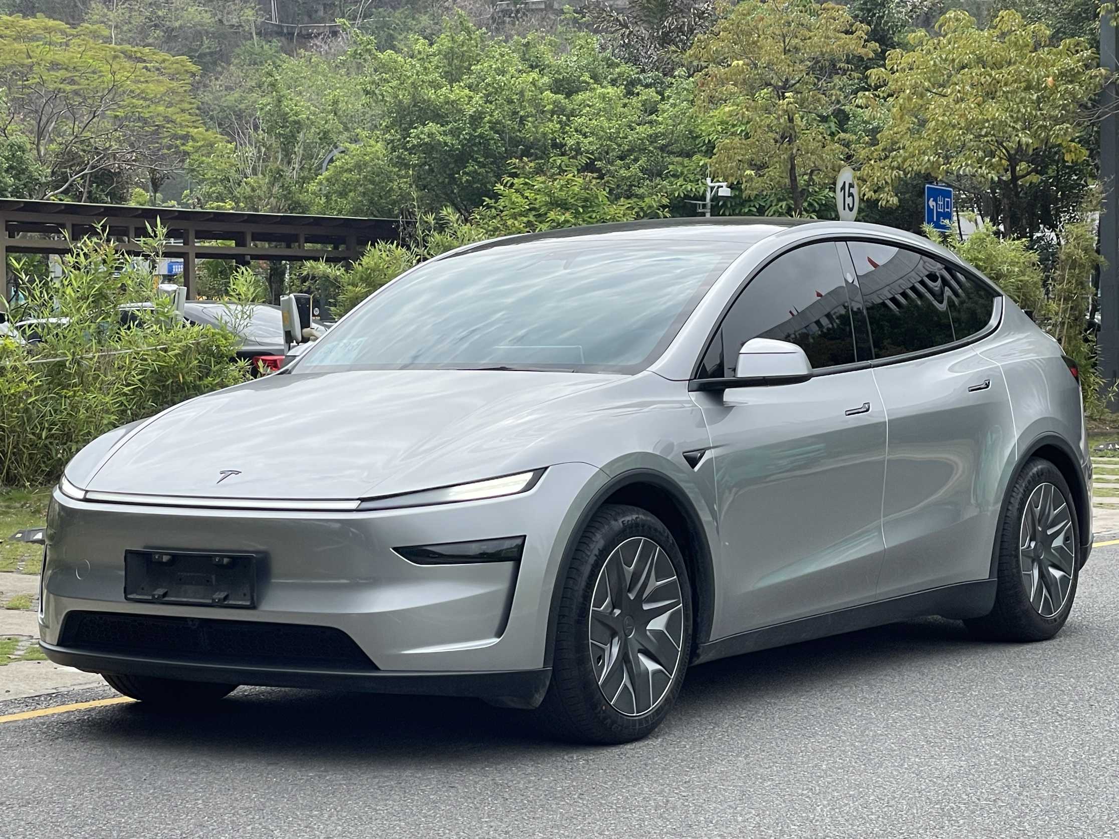 Tesla Model Y L 2025 immagine di auto 