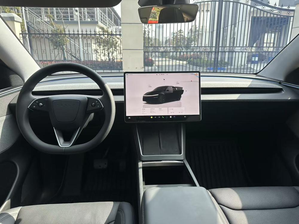 Tesla Model Y 2025 #8 Tesla Model Y 2025 car image #8