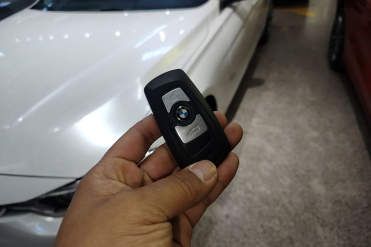 BMW 3 Series 2019 car image #16