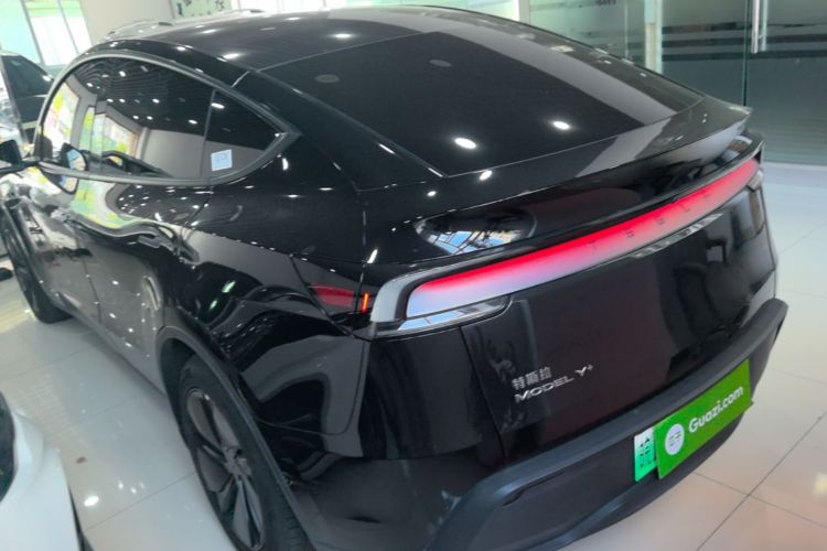 Tesla Model Y 2025 immagine di auto #5