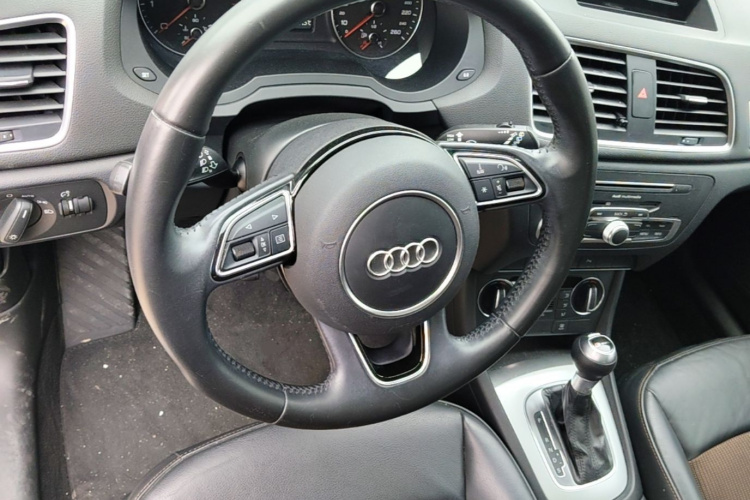 Audi Q3 2017 car image #11