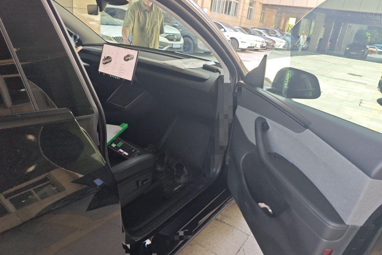 Tesla Model Y 2025 car image #23