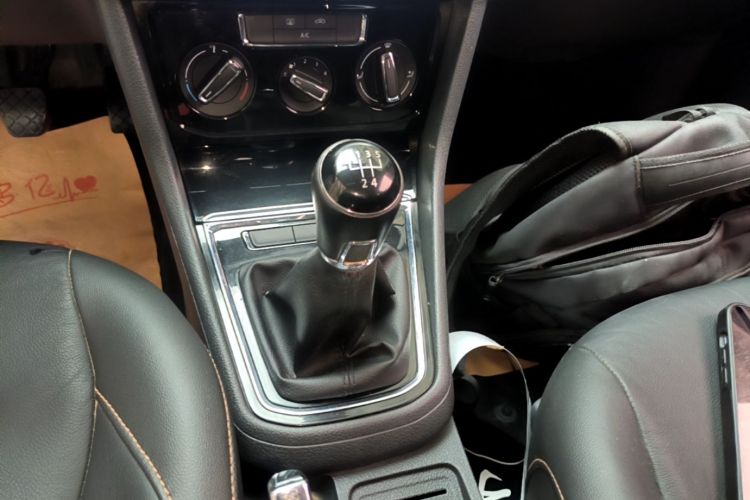 Volkswagen Bora 2017 car image #14