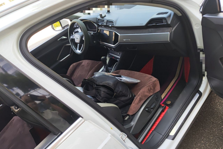 Audi Q3 2019 car image #27