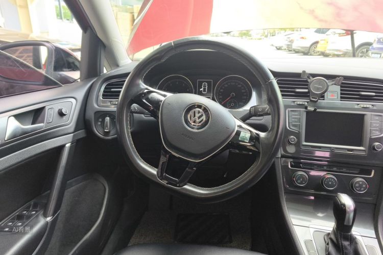 Volkswagen Golf 2018 car image #12