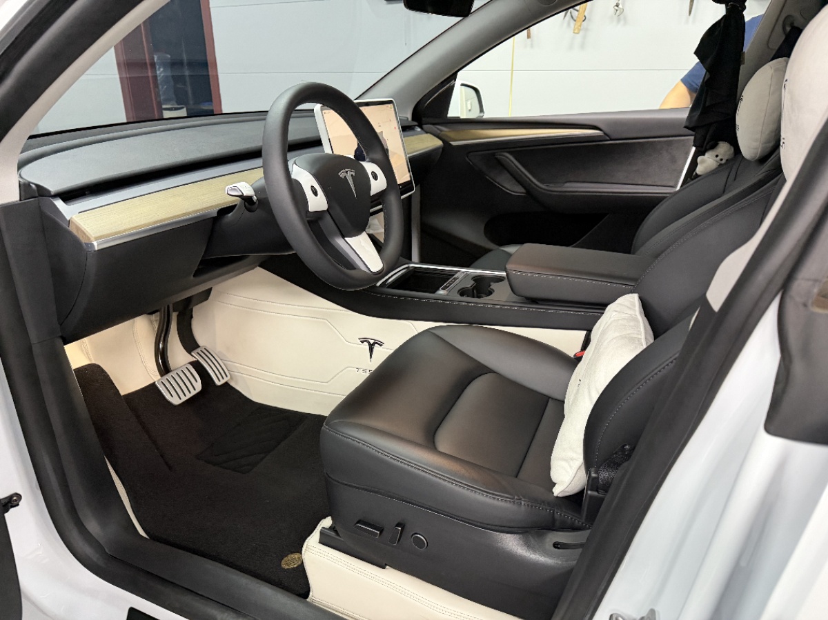 Tesla Model Y 2023 car image #2