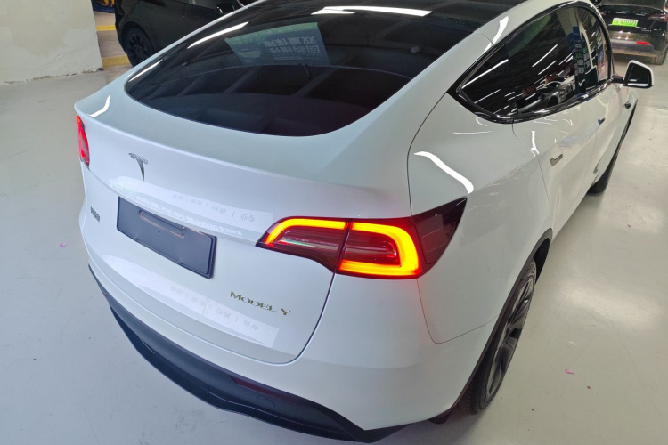 Tesla Model Y 2024 #5 Tesla Model Y 2024 car image #5