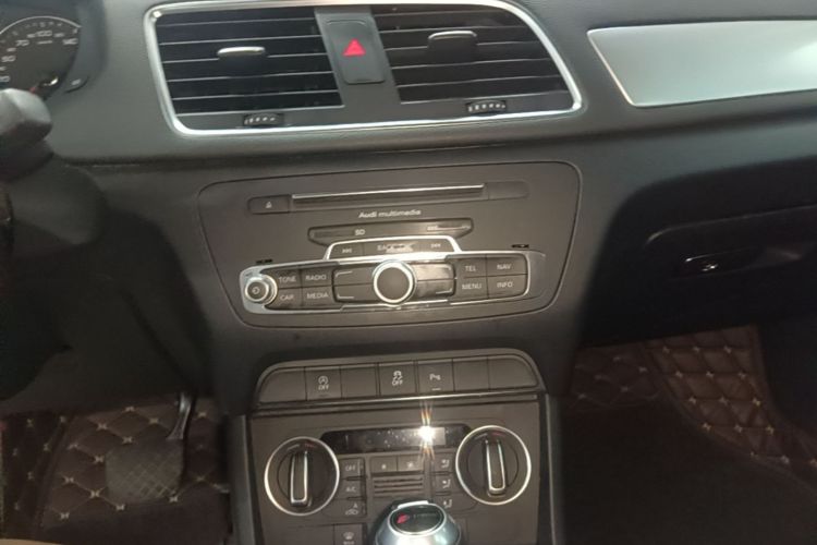 Audi Q3 2019 car image #17