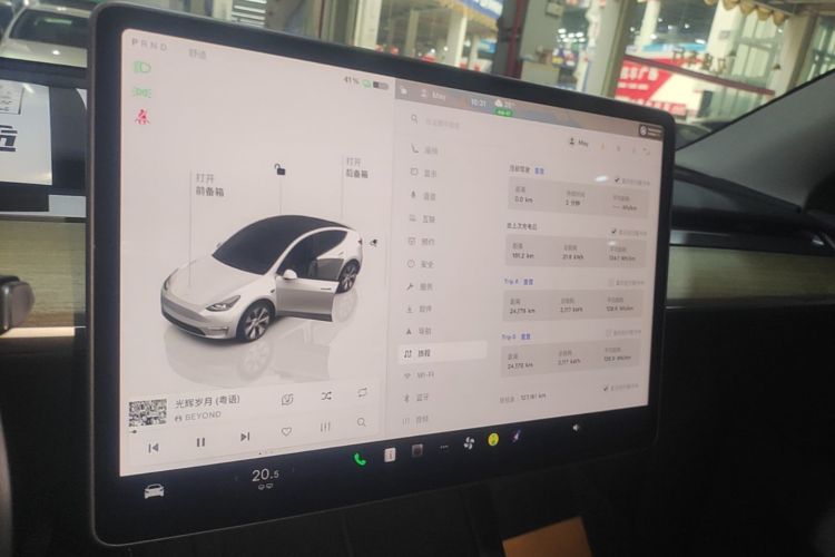 Tesla Model Y 2023 #17 Tesla Model Y 2023 car image #17