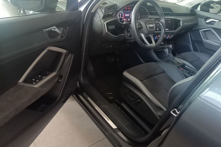 Audi Q3 2020 car image #12