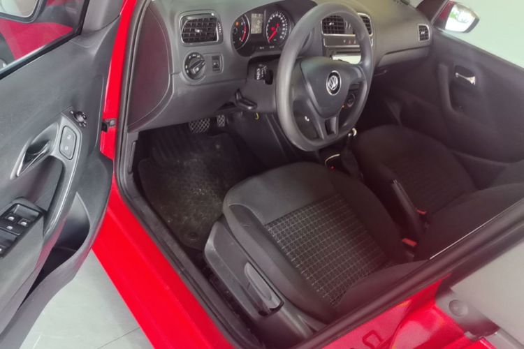 Volkswagen Polo 2015 car image #15