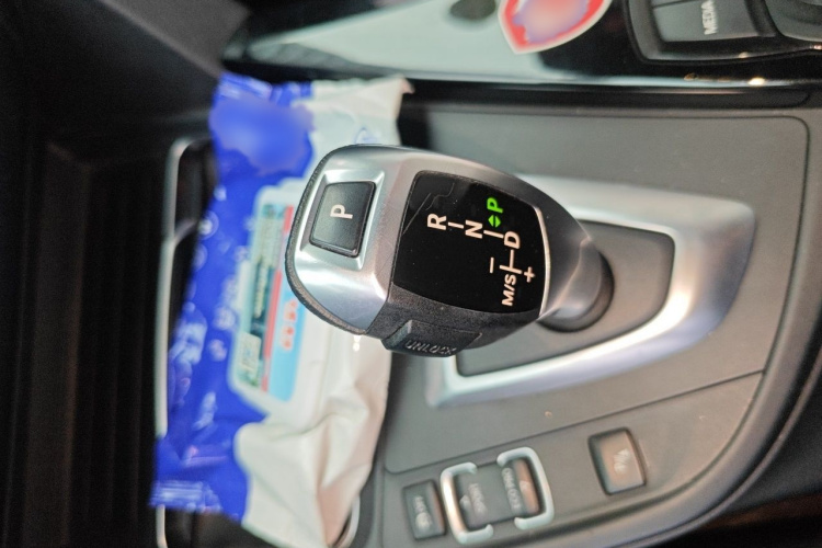 BMW 3 Series 2018 car image #18