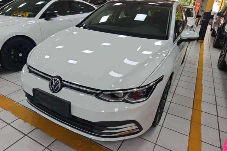 Volkswagen Golf 2021 car image #2