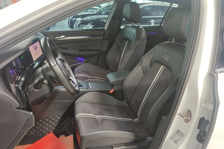 Volkswagen Golf 2023 car image #15