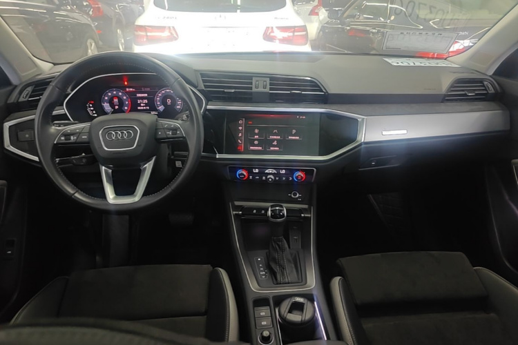 Audi Q3 2021 car image #10