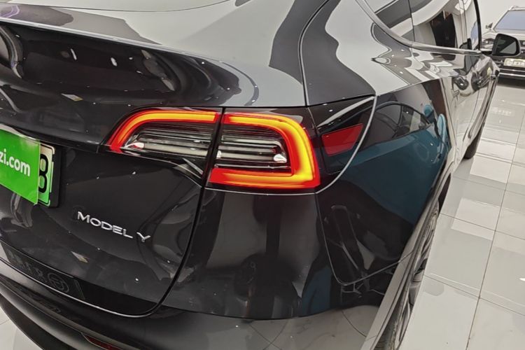 Tesla Model Y 2024 #8 Tesla Model Y 2024 car image #8