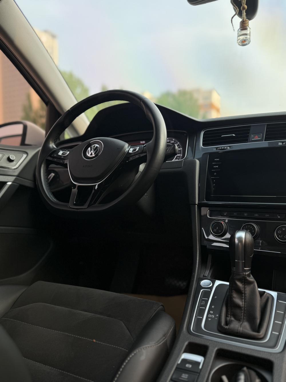 Volkswagen Golf 2020 car image #7