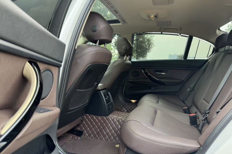 BMW 3 Series 2019 immagine di auto #13
