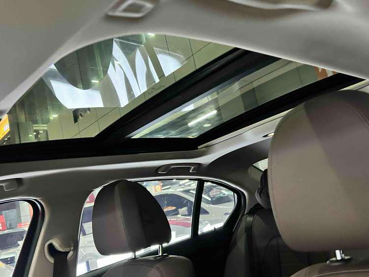 BMW 3 Series 2019 car image #20