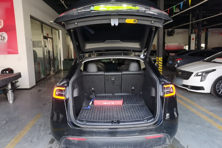 Tesla Model Y 2023 immagine di auto #19