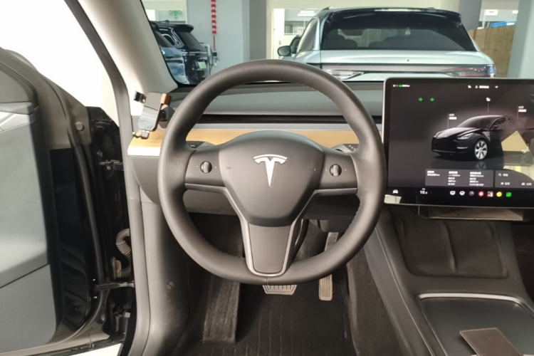 Tesla Model Y 2023 #15 Tesla Model Y 2023 car image #15