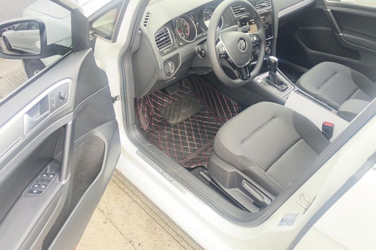 Volkswagen Golf 2020 car image #12