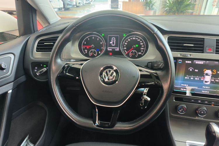 Volkswagen Golf 2017 car image #11