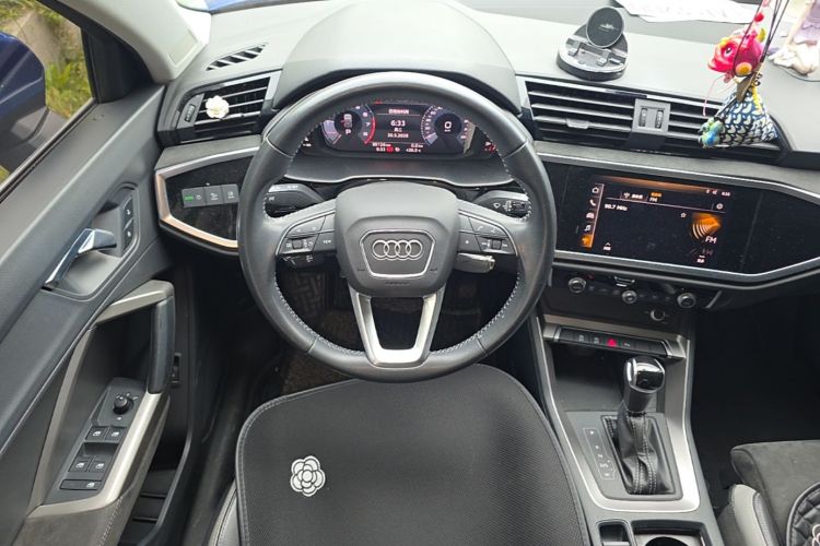 Audi Q3 2021 car image #12