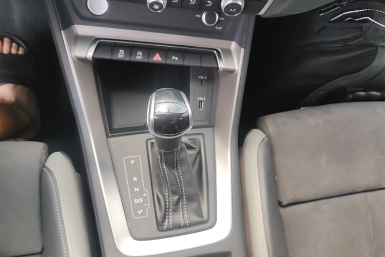 Audi Q3 2020 car image #14