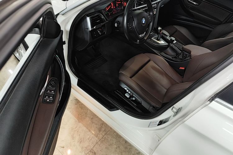 BMW 3 Series 2018 car image #16