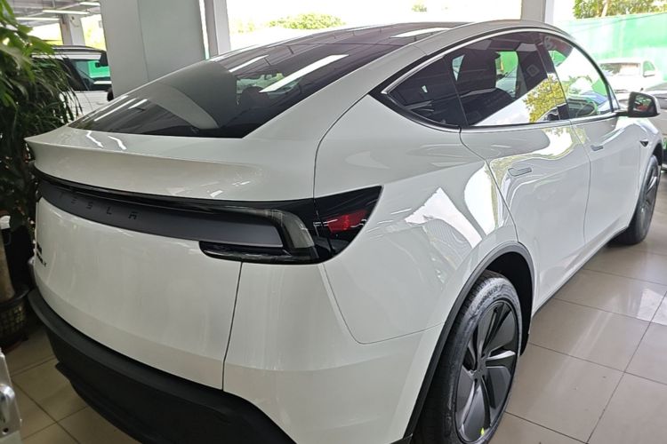 Tesla Model Y 2026 #7 Tesla Model Y 2026 car image #7