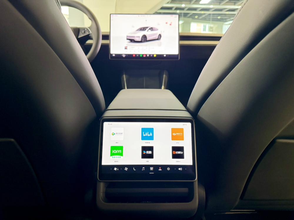 Tesla Model Y 2026 #10 Tesla Model Y 2026 car image #10