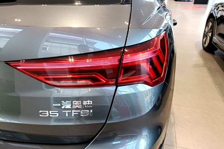 Audi Q3 2020 car image #8
