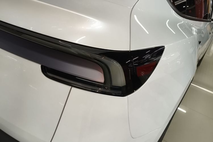 Tesla Model Y 2026 immagine di auto #8