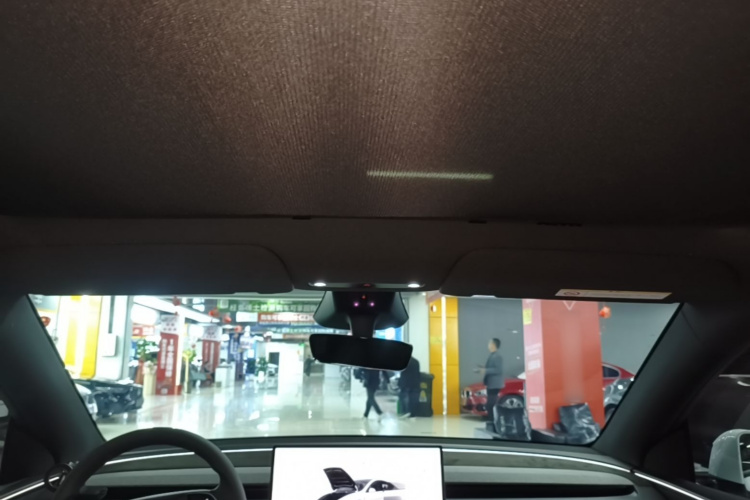 Tesla Model Y 2026 immagine di auto #18