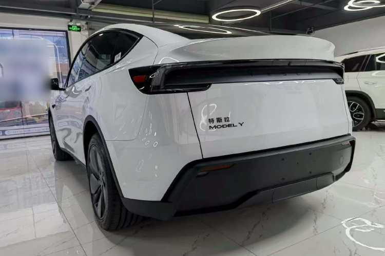 Tesla Model Y 2026 car image #5