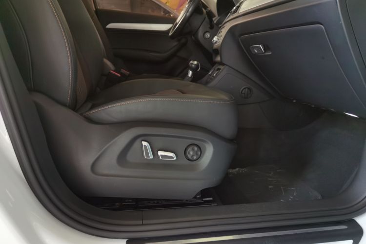 Audi Q3 2017 car image #15