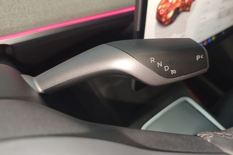 Tesla Model Y 2023 car image #14