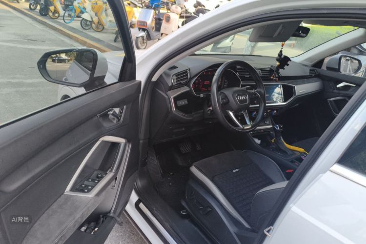Audi Q3 2021 car image #18