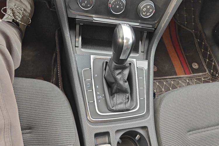 Volkswagen Golf 2018 car image #14