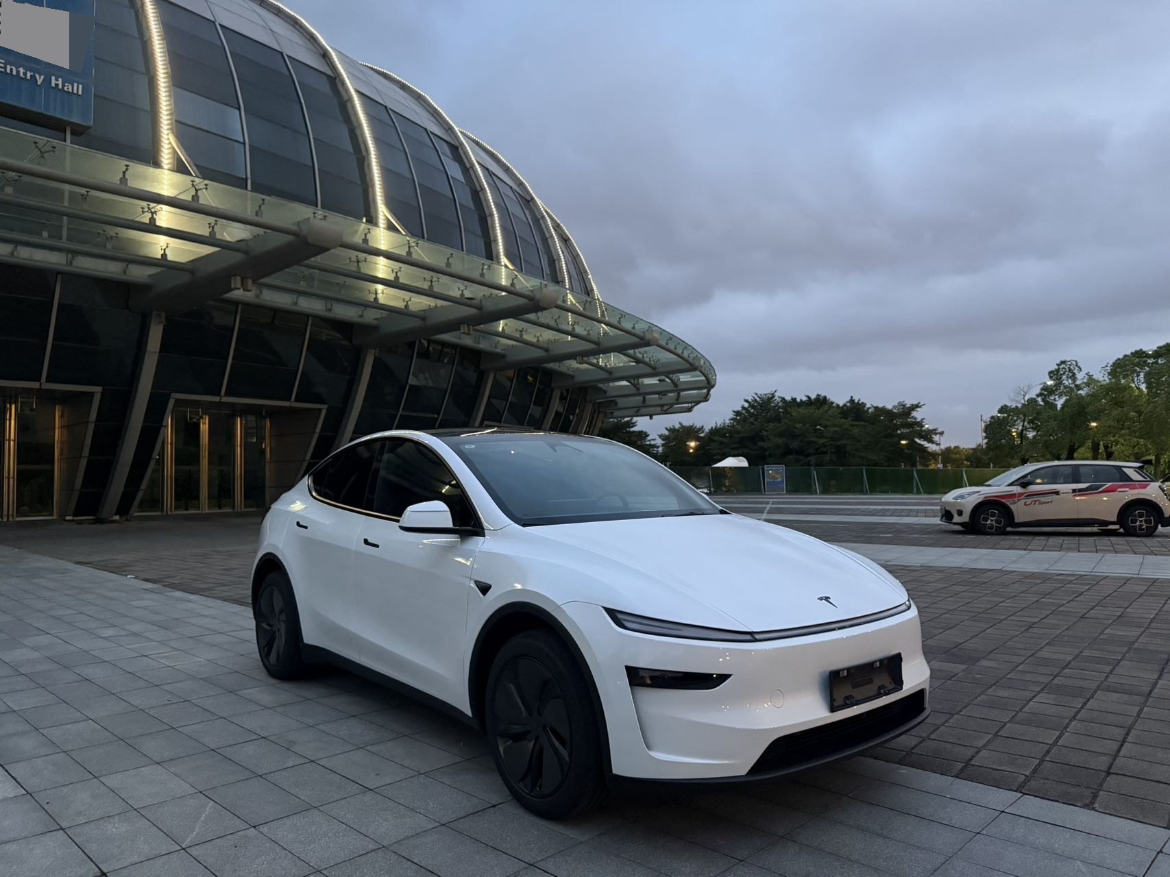 Tesla Model Y 2026 car image #3