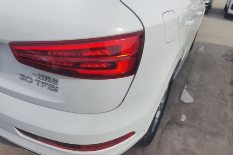 Audi Q3 2017 car image #8