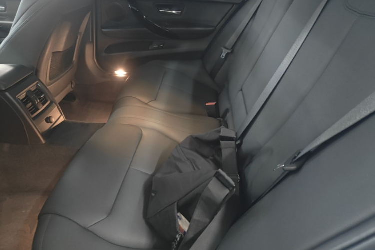 BMW 3 Series 2018 car image #17