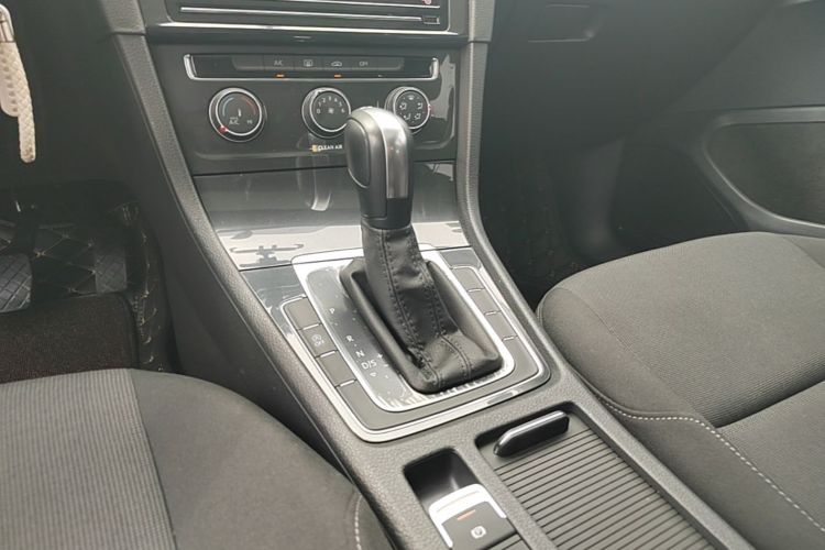 Volkswagen Golf 2019 car image #18