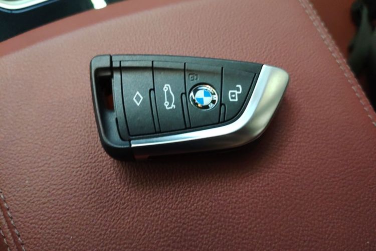 BMW 3 Series 2024 car image #9