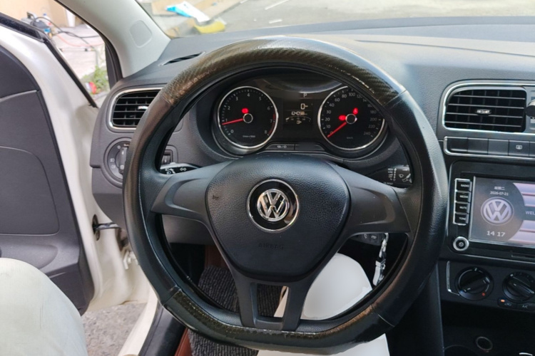 Volkswagen Polo 2015 car image #11