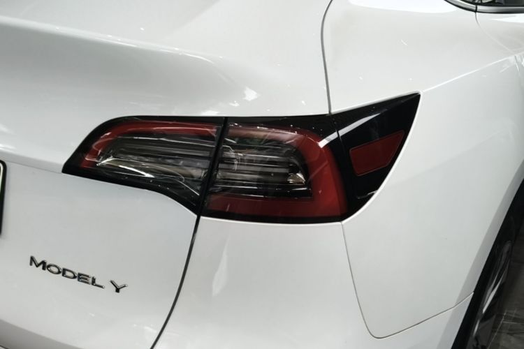 Tesla Model Y 2023 car image #8
