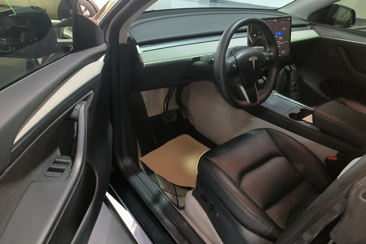 Tesla Model Y 2024 immagine di auto #16