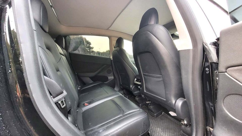 Tesla Model Y 2021 car image #12